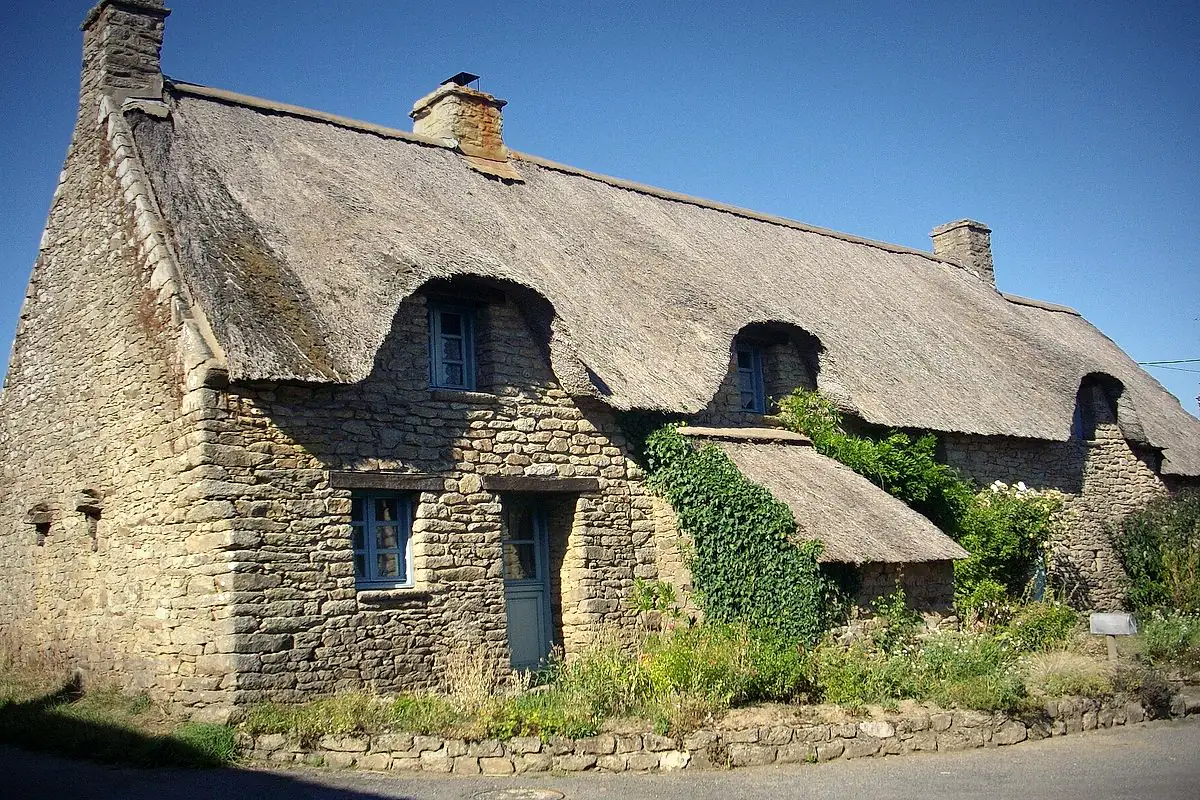 Chaumière en pierre au toit de chaume dans le Morbihan