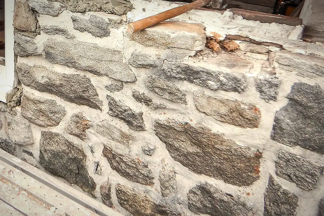 Mur en pierre jointoyé au mortier de chaux